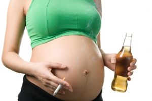 pregnant_woman_drinking_and_smoking